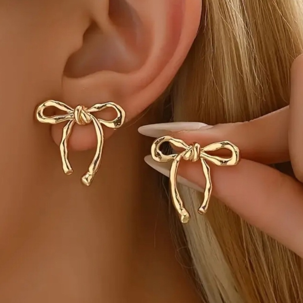 Elegant Goldtone Bow Earrings. NWT